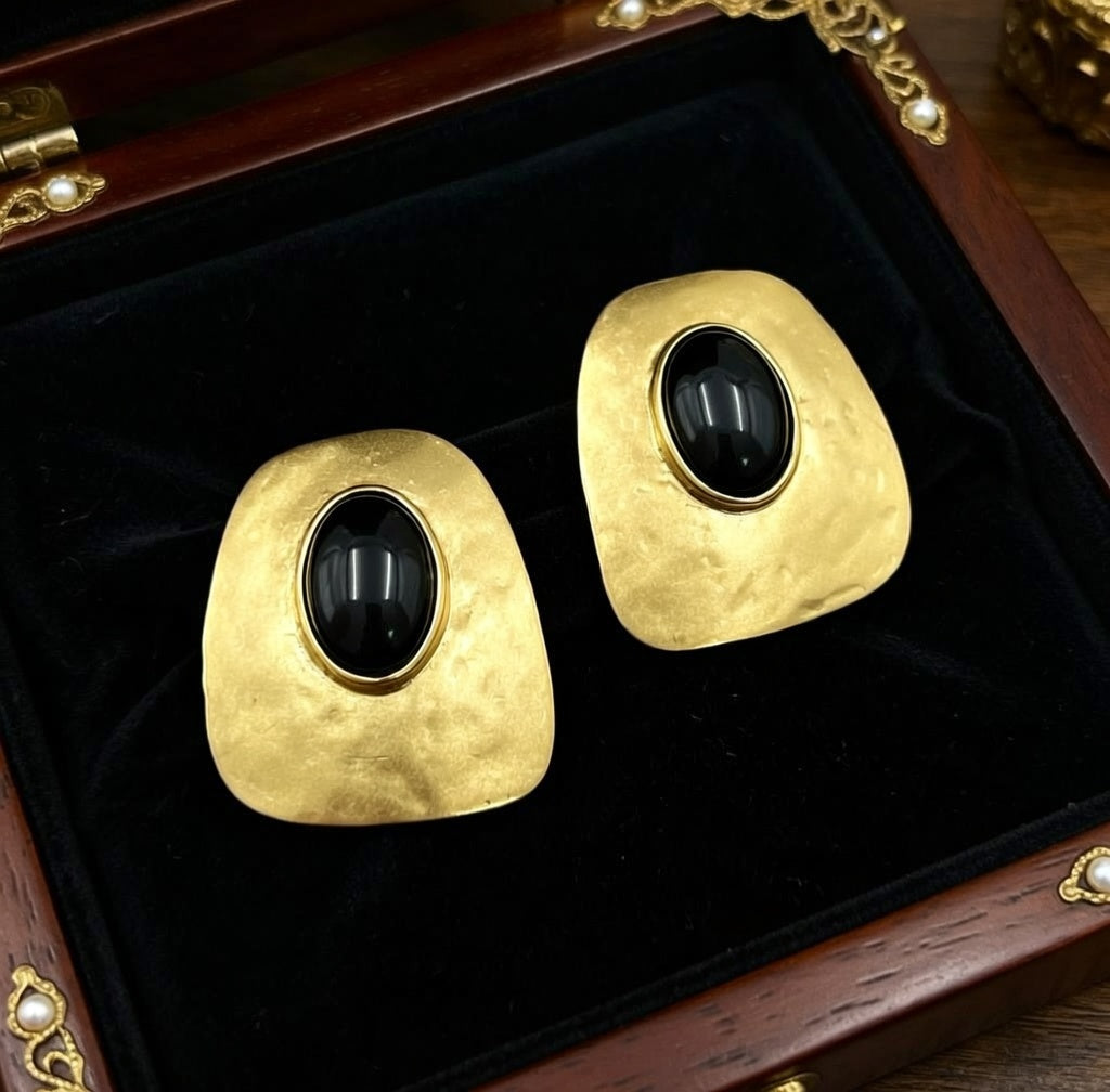 Boucles d’oreilles martelées avec pierre ovale