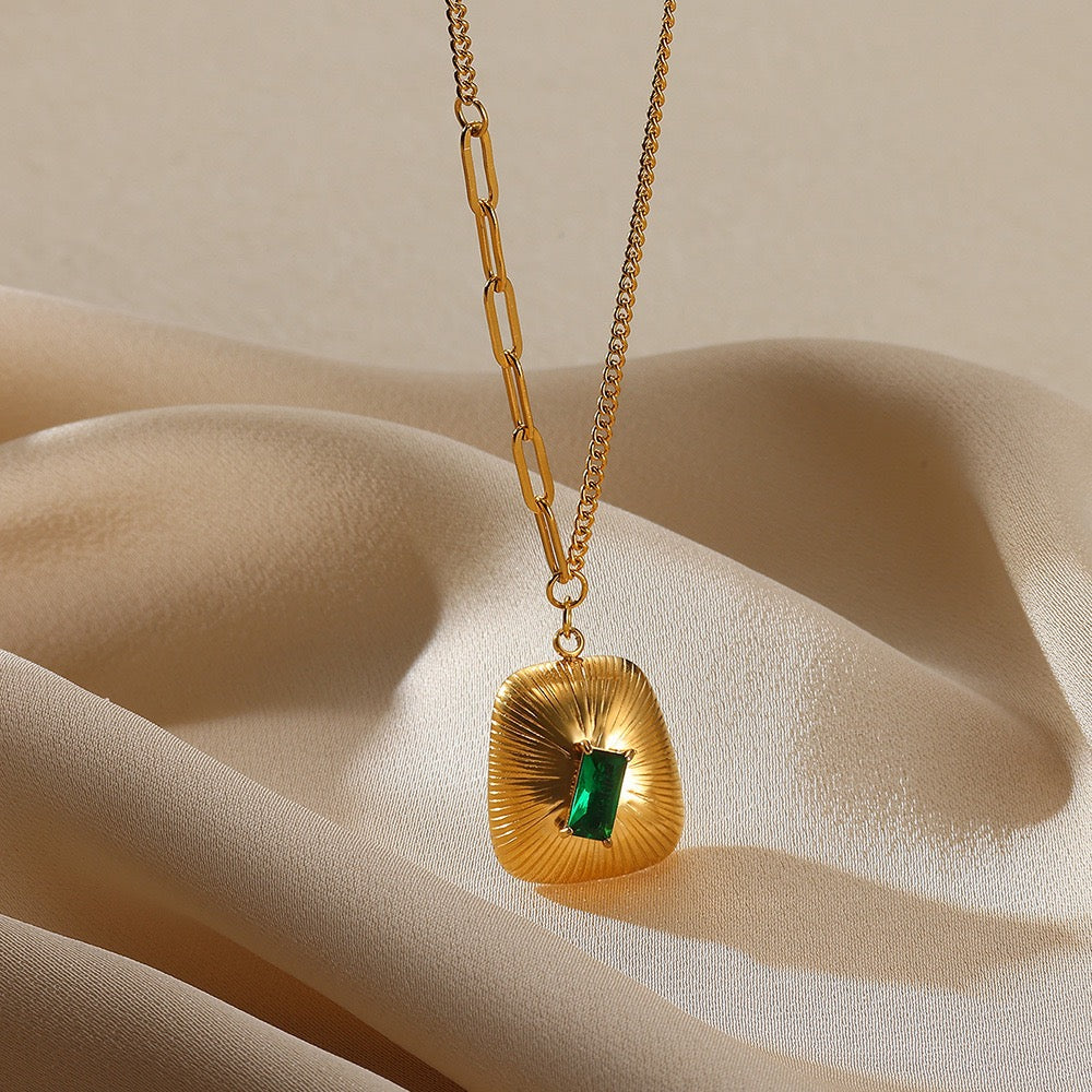 Collier pendentif texturé en acier inoxydable avec pierre verte