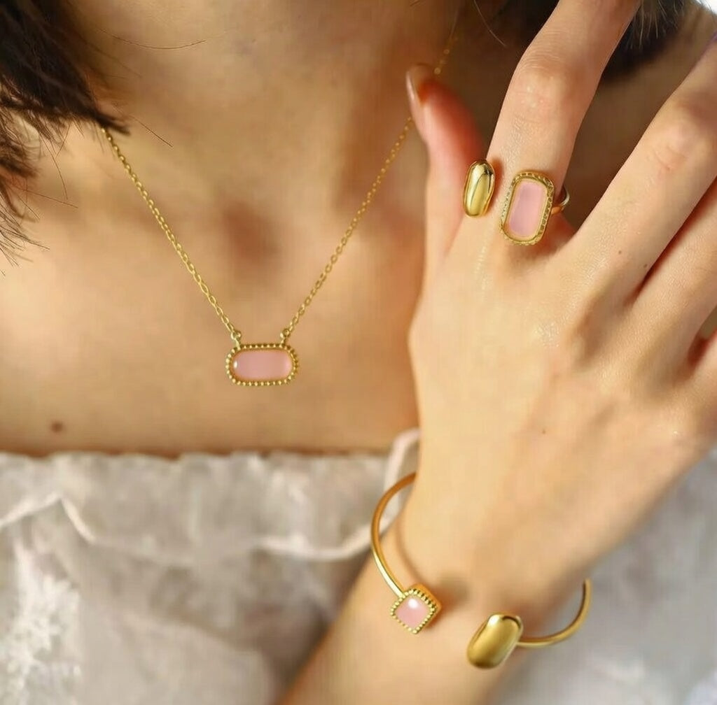 Parure (Collier, bracelet, boucles d'oreilles et bague) en acier inoxydable doré et pierre rose