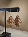 Boucles d’oreilles losange texturé en bois