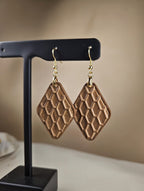 Boucles d’oreilles losange texturé en bois