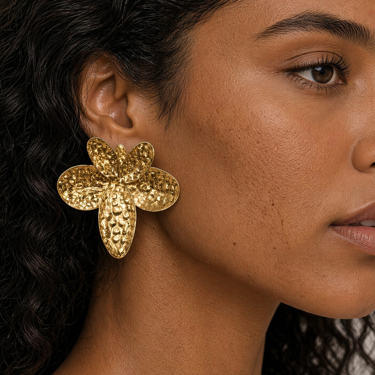 Boucles d'oreilles fleurs martelées dorées – acier inoxydable