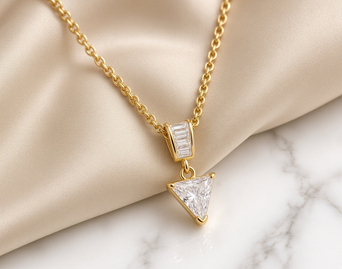 Collier triangle doré en acier inoxydable avec pierre transparente