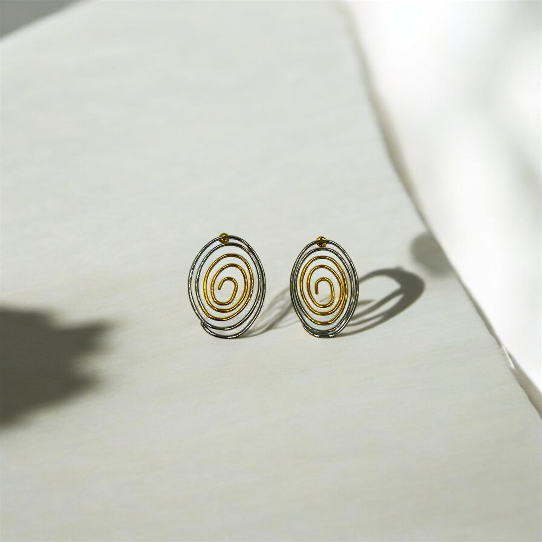 Boucles d’oreilles spirales bicolores en métal