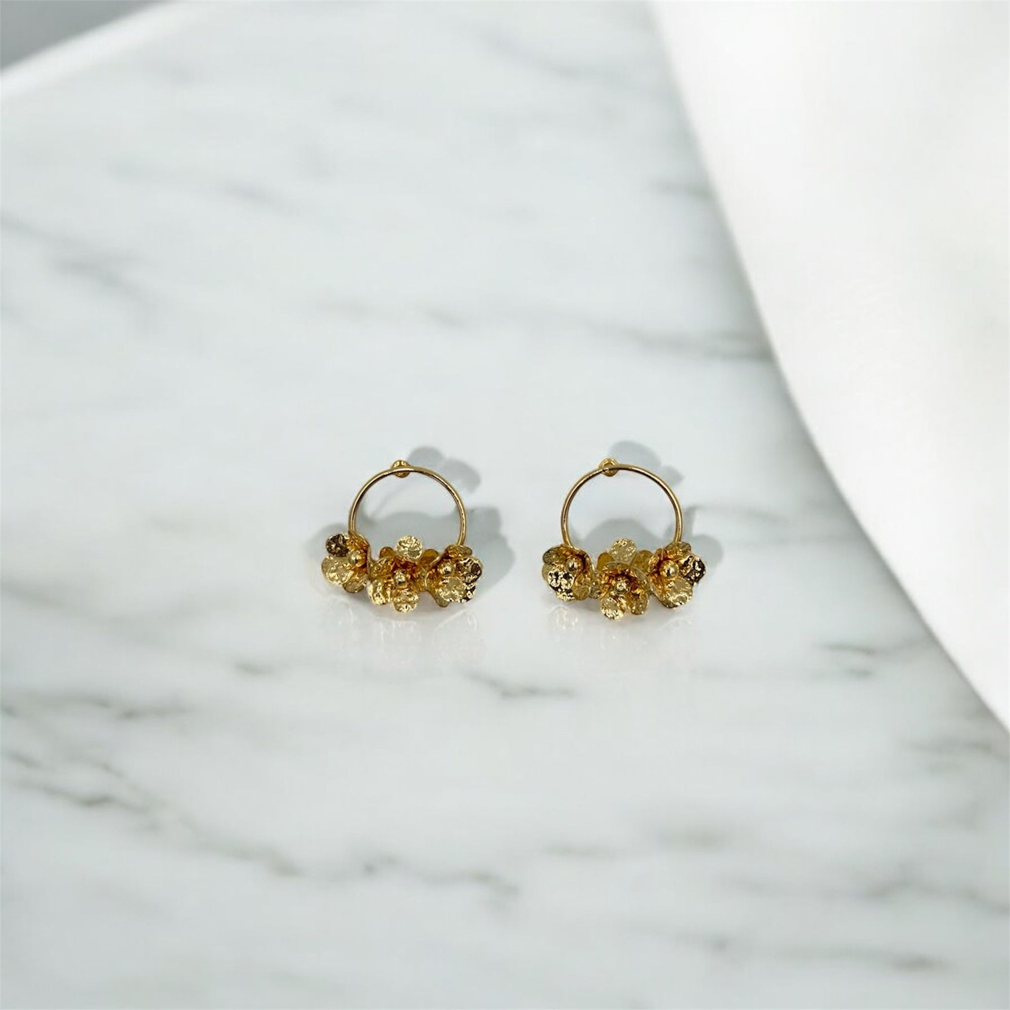 Boucles d’oreilles créoles fleurs fantaisie dorées