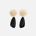 Boucles d’oreilles fantaisie pendantes fleurs en osier écru et résine noire