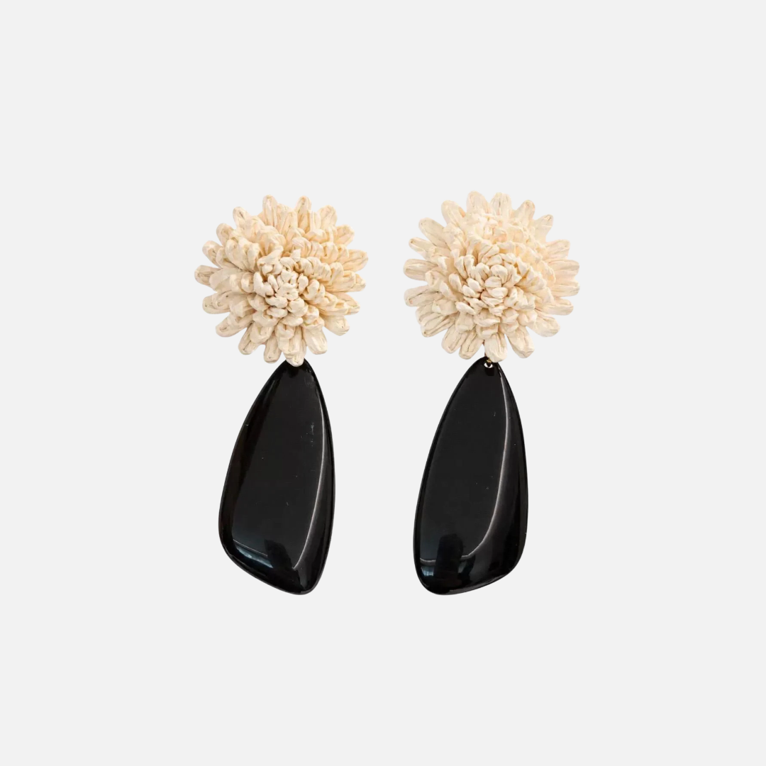 Boucles d’oreilles fantaisie pendantes fleurs en osier écru et résine noire