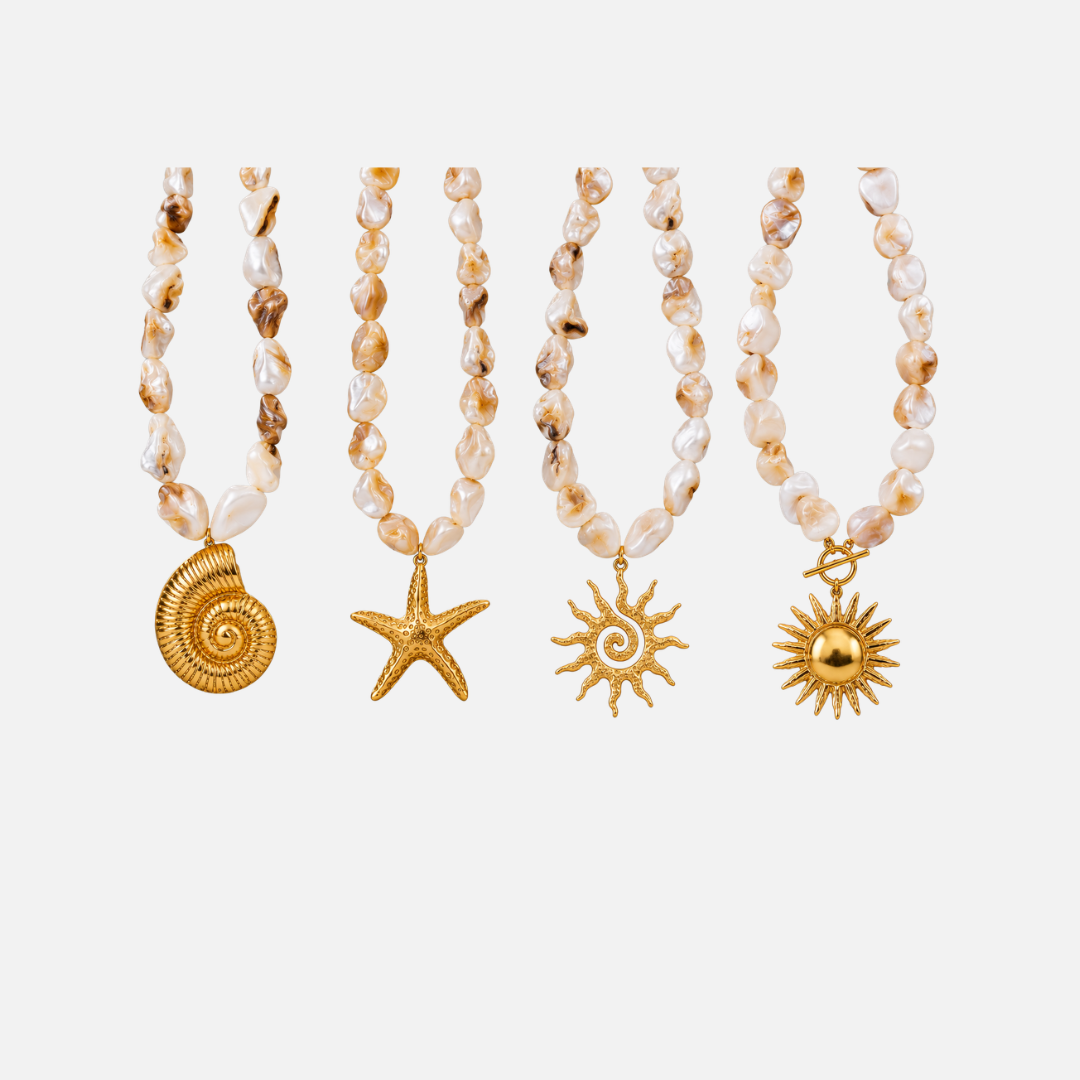 Colliers océan en coquillages avec pendentif doré