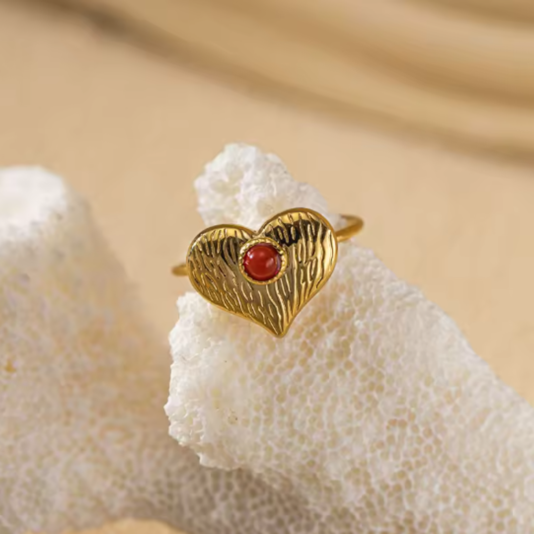 Bague cœur texturé en acier inoxydable avec pierre rouge