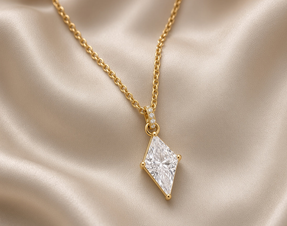 Collier doré en acier inoxydable avec pendentif losange transparent