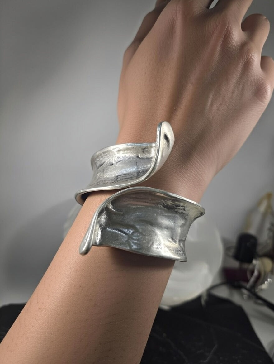 Bracelet jonc sculptural en laiton argenté