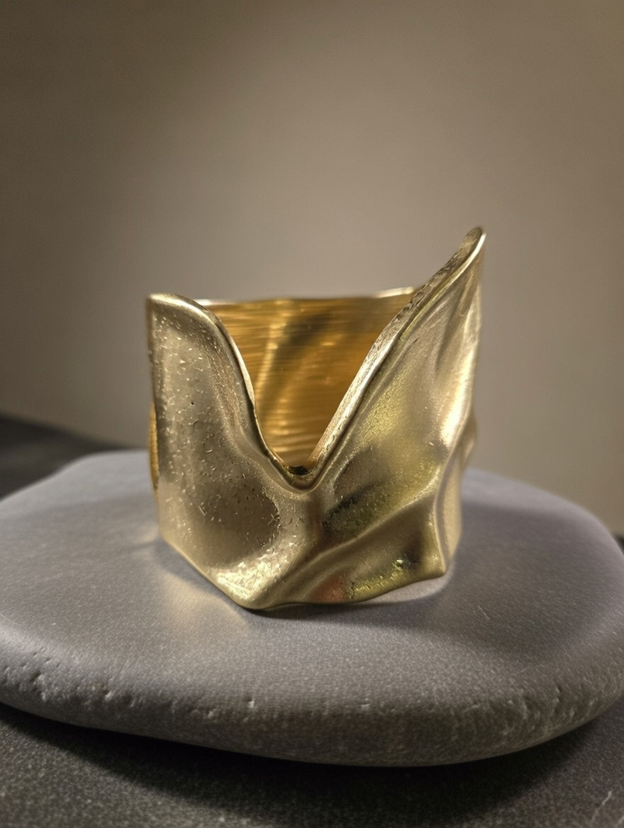 Bracelet manchette sculptural en laiton doré