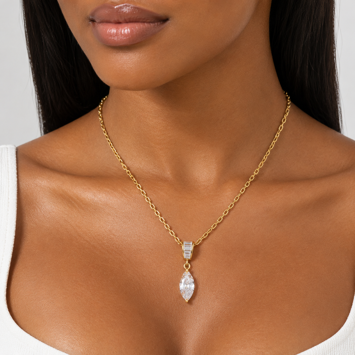 Collier doré en acier inoxydable avec pendentif marquise scintillant