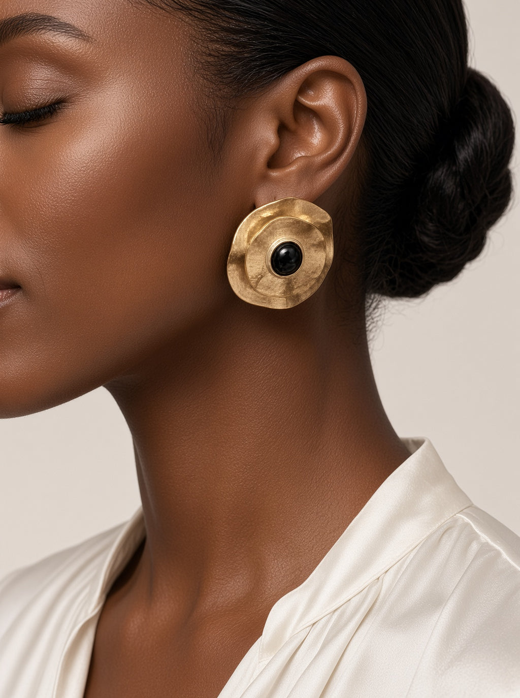 Boucles d’oreilles fantaisie rondes dorées martelées avec cabochon noir