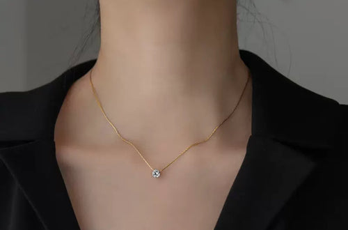 Collier en acier inoxydable doré avec pierre brillante