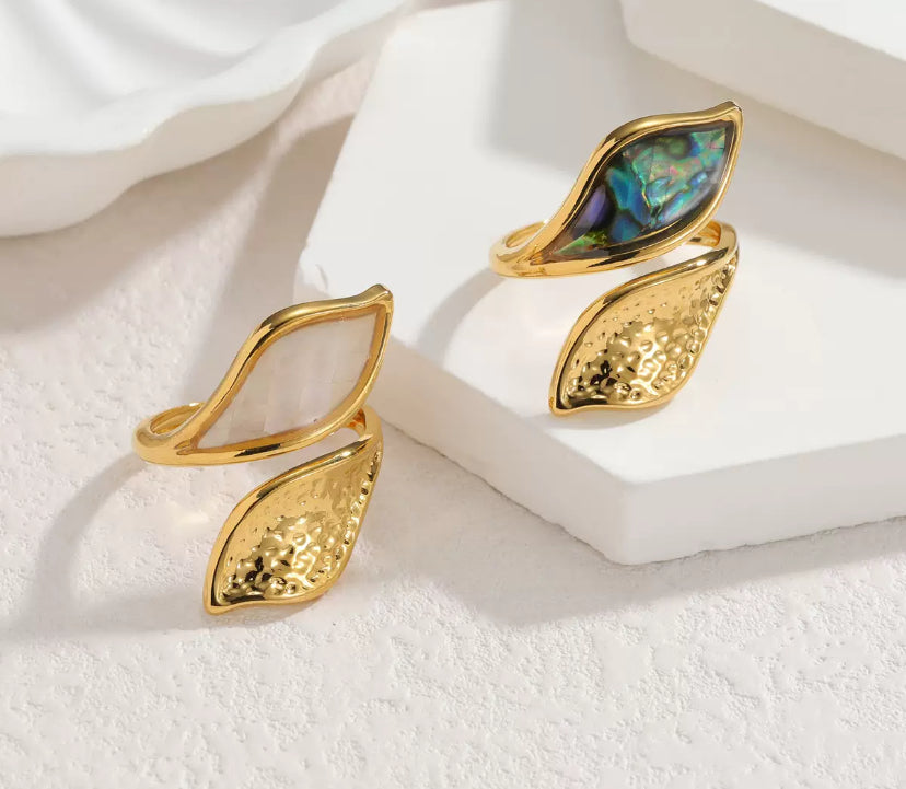 Bague ouverte design feuille martelée et pierre nacrée irisée en acier inoxydable