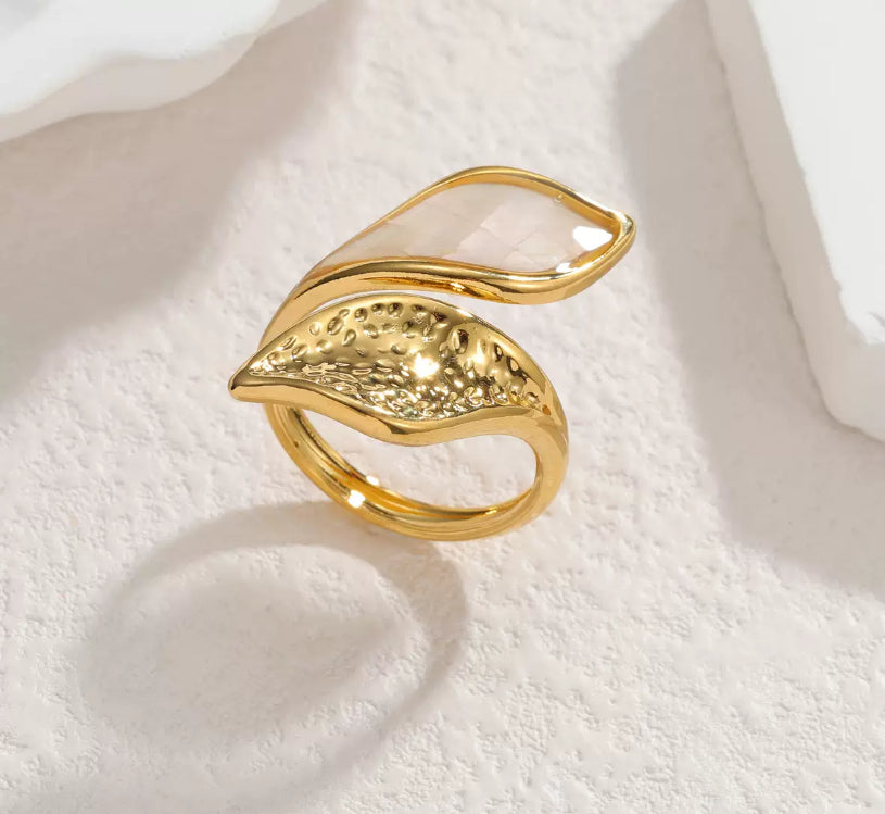 Bague ouverte design feuille martelée et pierre nacrée irisée en acier inoxydable