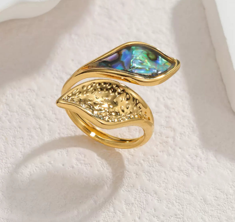 Bague ouverte design feuille martelée et pierre nacrée irisée en acier inoxydable