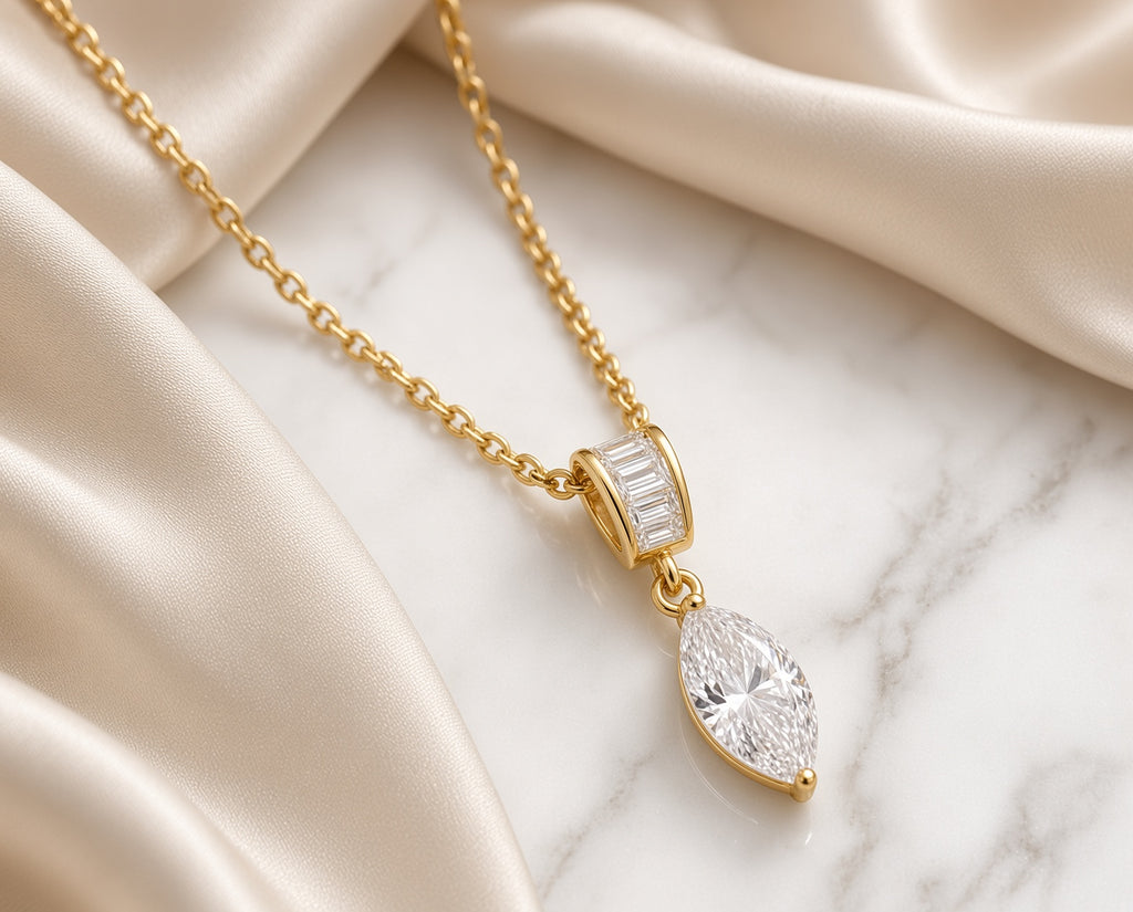 Collier doré en acier inoxydable avec pendentif marquise scintillant