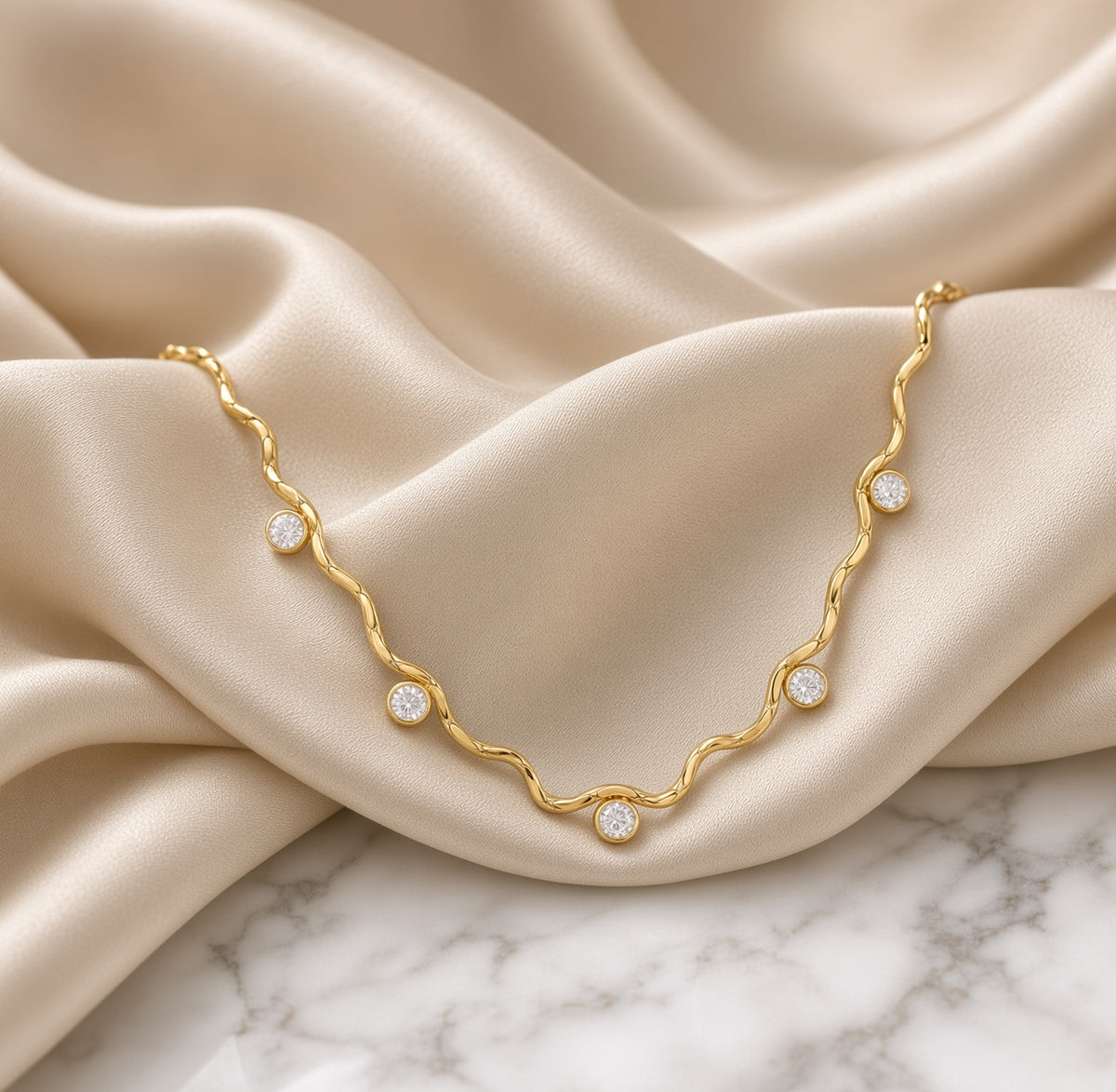 Collier ondulé doré en acier inoxydable avec pierres transparentes