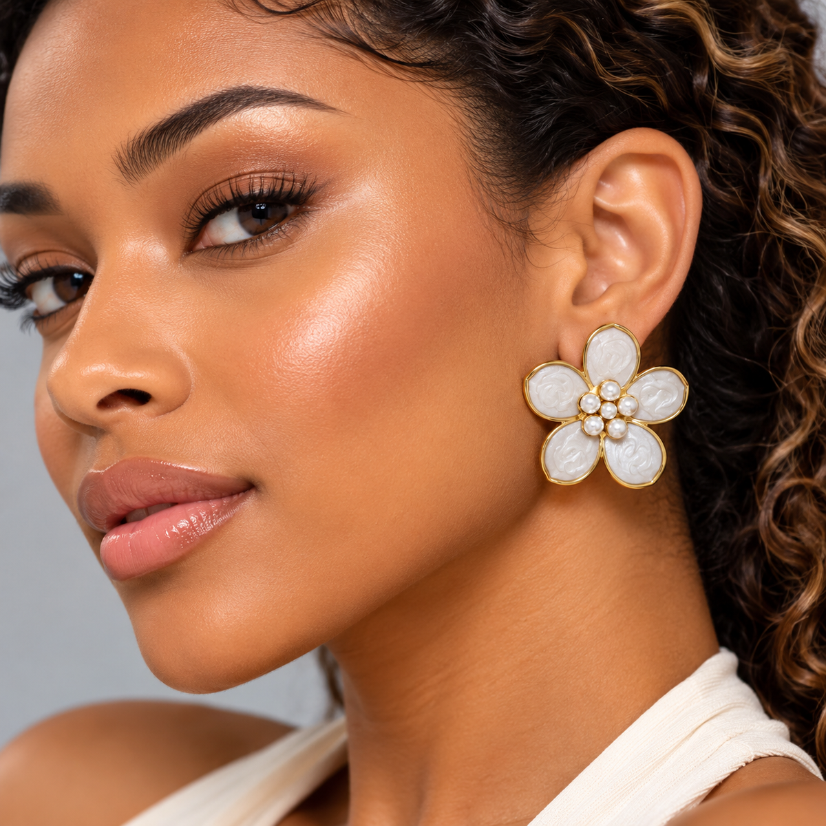 Boucles d’oreilles fleurs en acier inoxydable doré à pétales colorés et perles