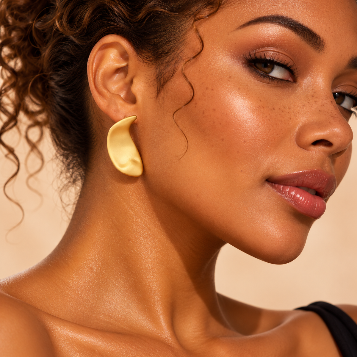 Boucles d'oreilles fantaisie sculpturales dorées effet mat