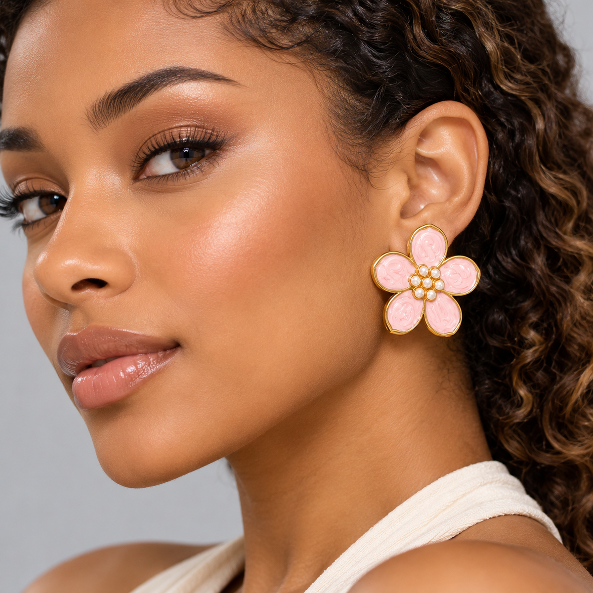 Boucles d’oreilles fleurs en acier inoxydable doré à pétales colorés et perles