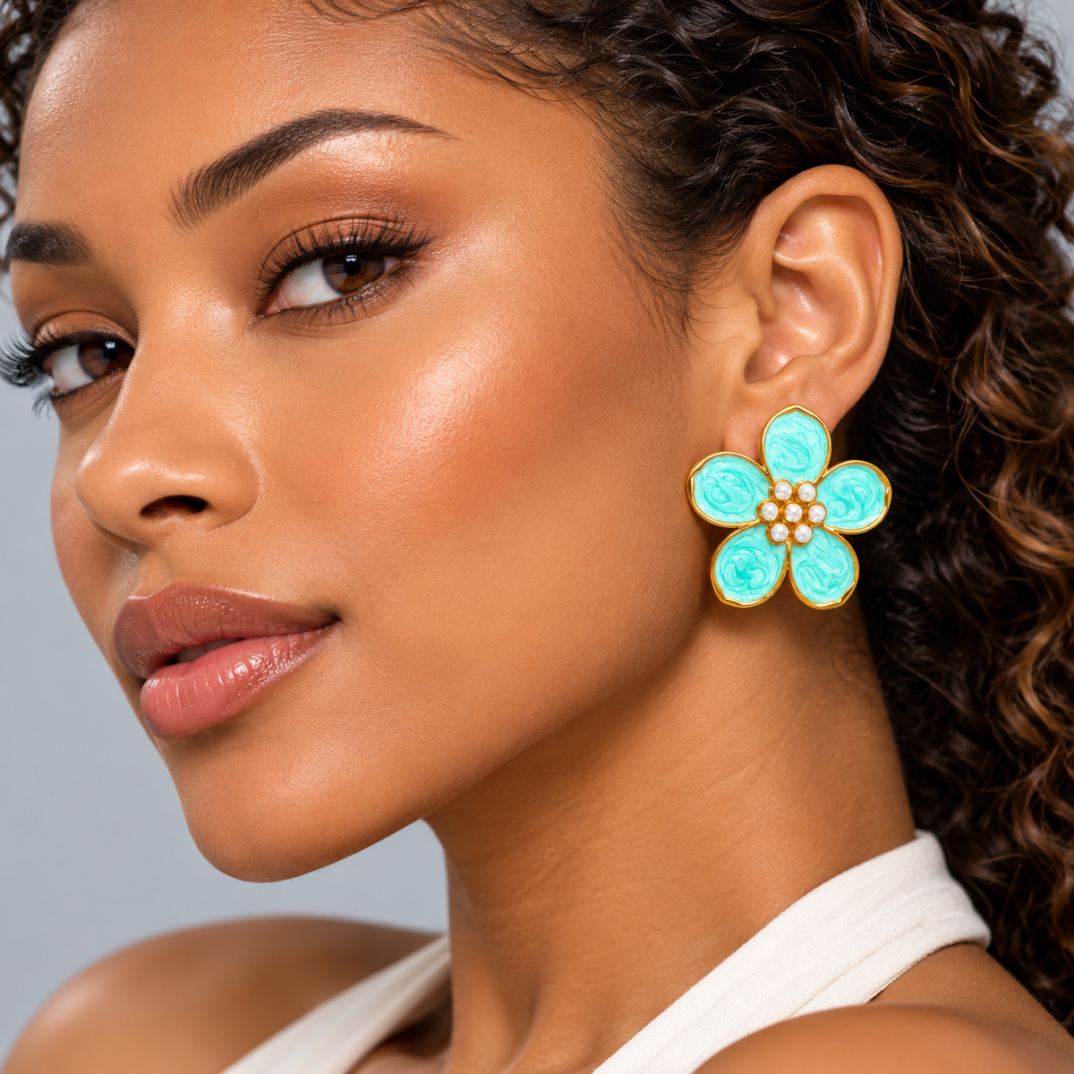 Boucles d’oreilles fleurs en acier inoxydable doré à pétales colorés et perles