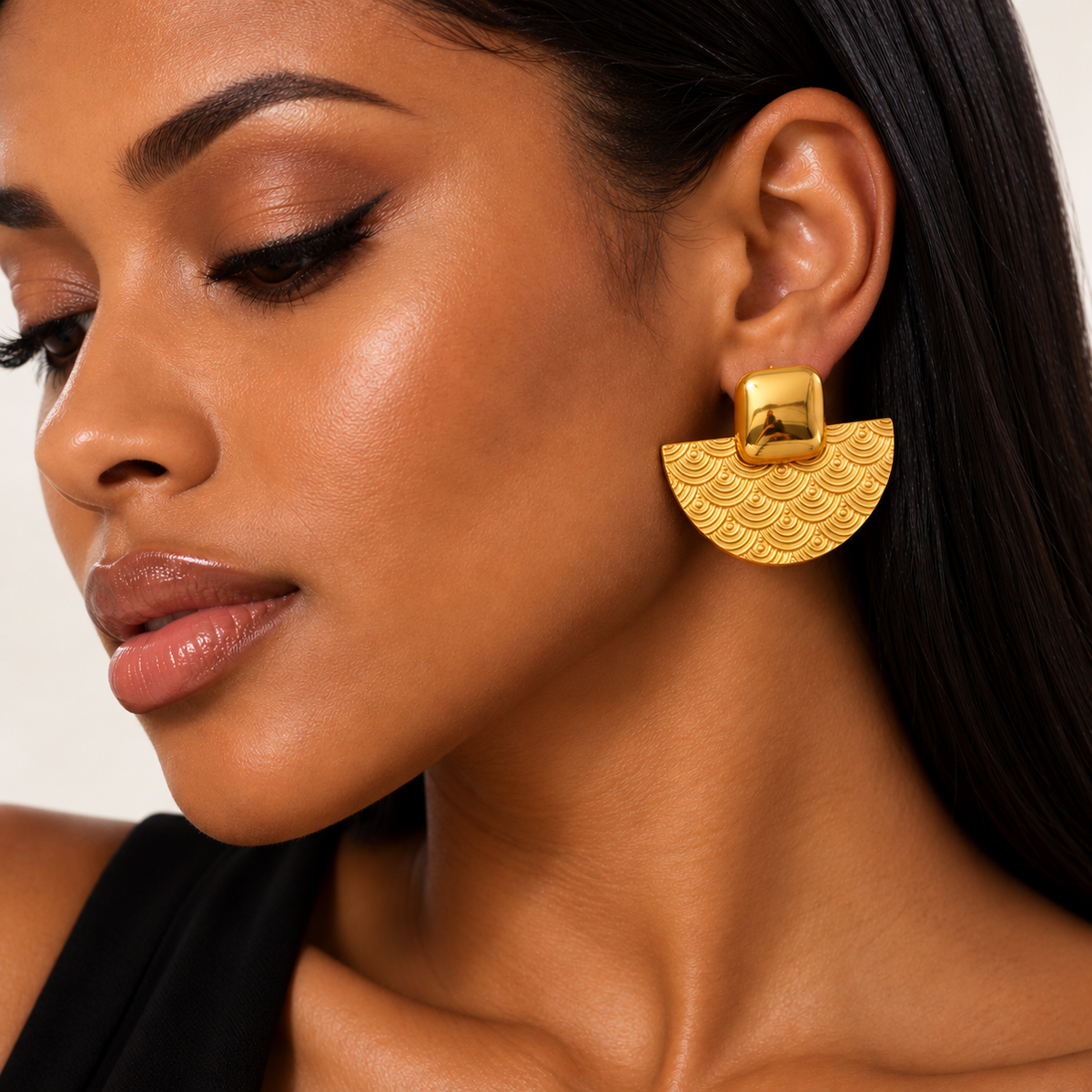 Boucles d'oreilles éventail dorées à motifs gravés en acier inoxydable