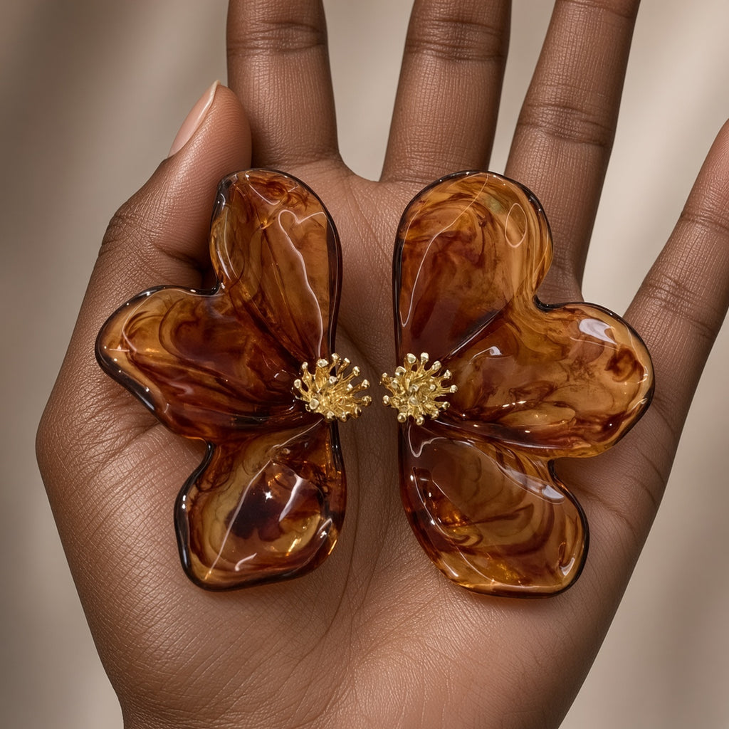 Boucles d’oreilles fantaisie fleurs en résine marron ambré