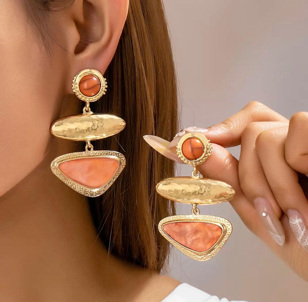 Boucles d’oreilles fantaisie pendantes dorées à pendentifs géométriques orange corail