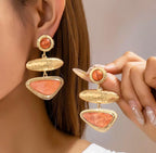Boucles d’oreilles fantaisie pendantes dorées à pendentifs géométriques orange corail