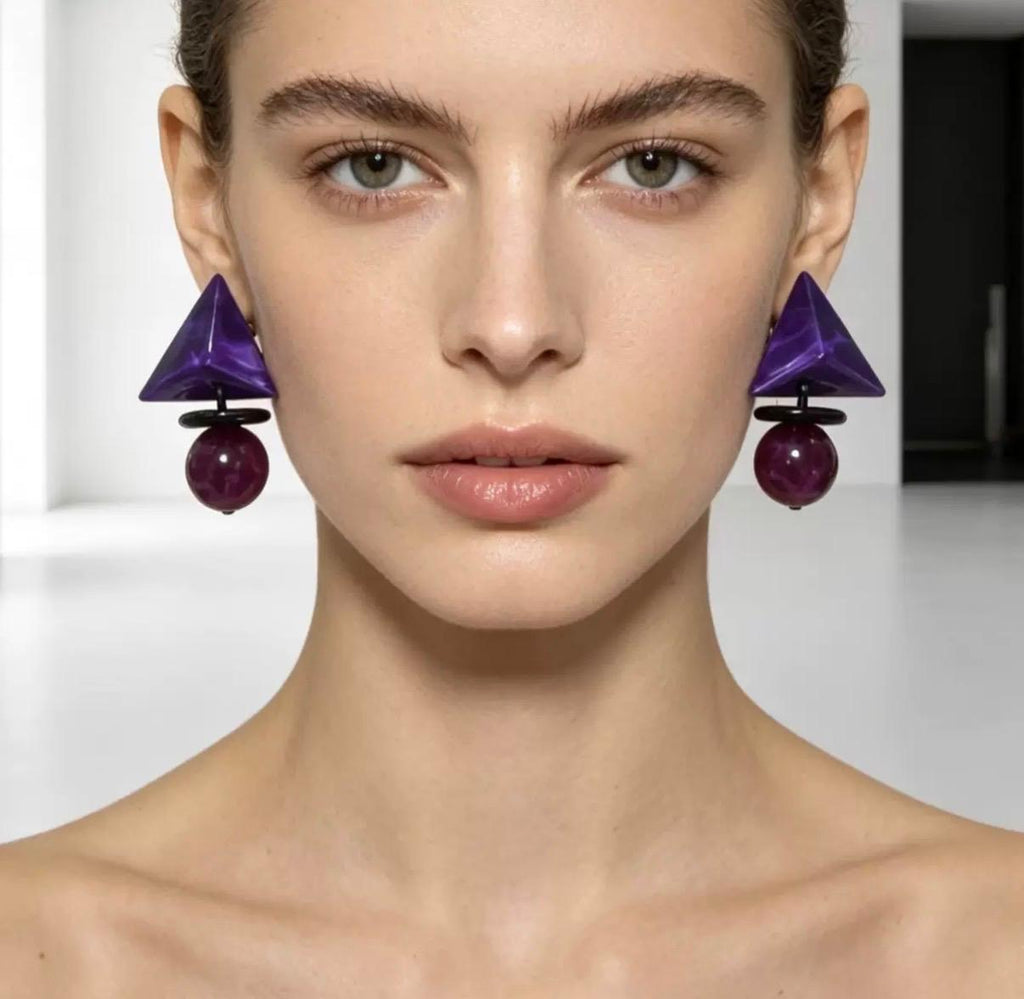 Boucles d’oreilles fantaisie pendantes géométriques violettes à triangles et perles