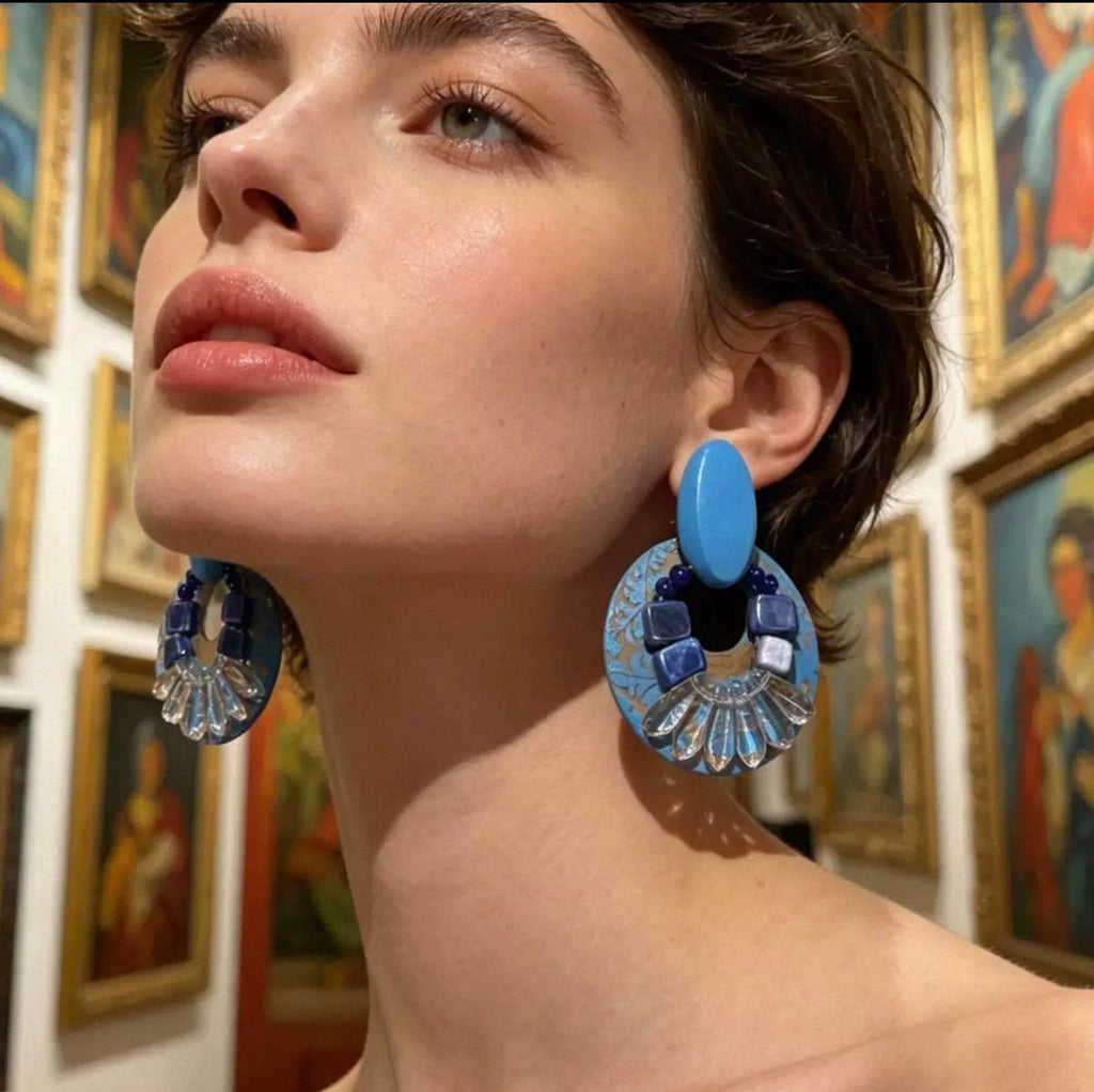 Boucles d’oreilles fantaisie pendantes en bois bleu avec perles et motifs floraux