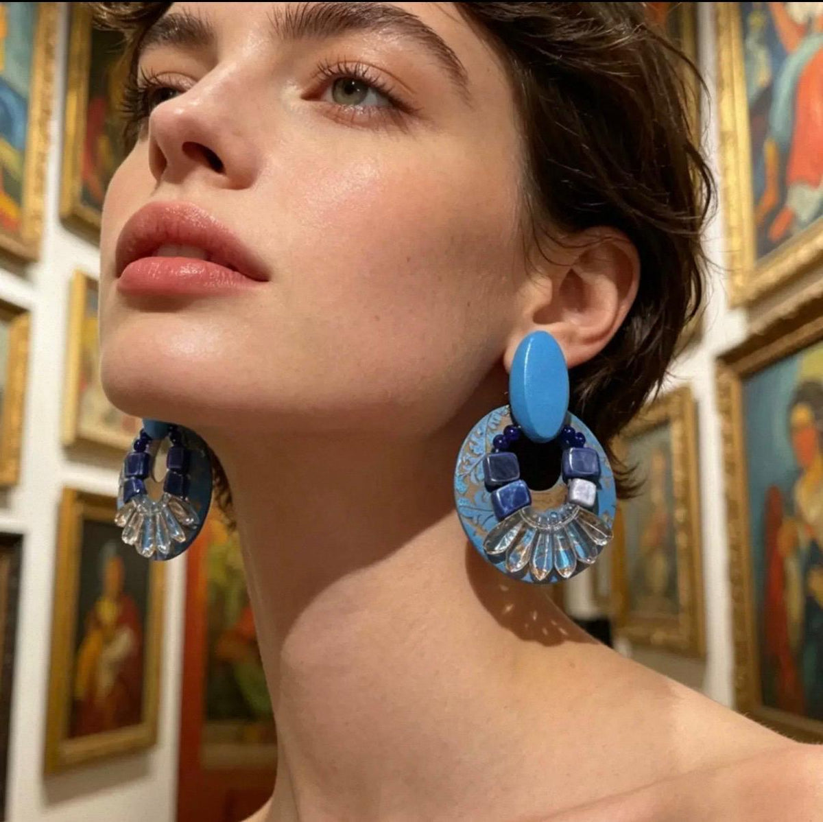 Boucles d’oreilles fantaisie pendantes en bois bleu avec perles et motifs floraux