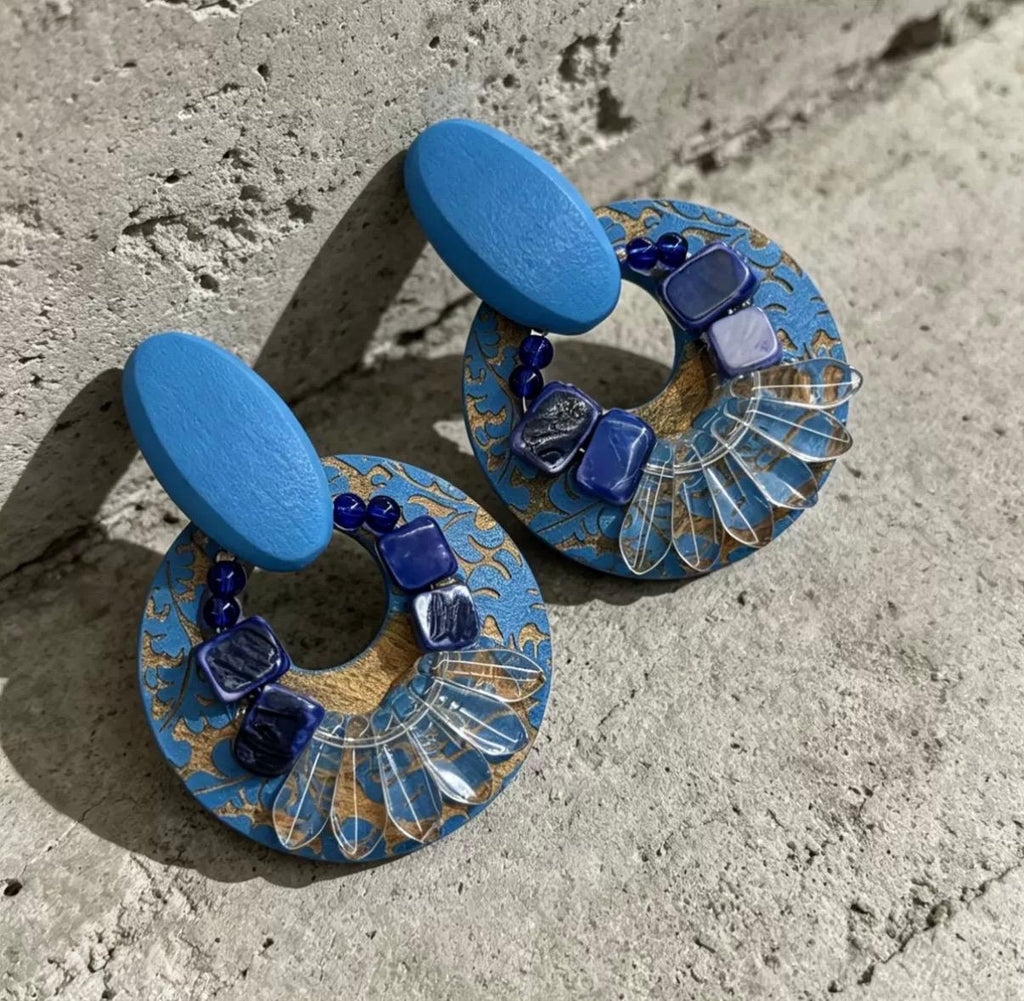 Boucles d’oreilles fantaisie pendantes en bois bleu avec perles et motifs floraux