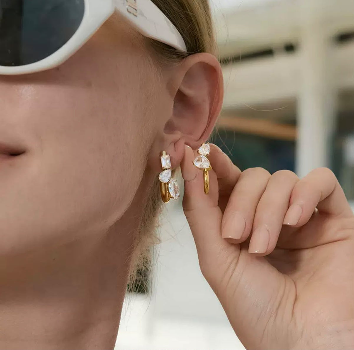 Boucles d'oreilles créoles dorées en acier inoxydable avec pierres scintillantes
