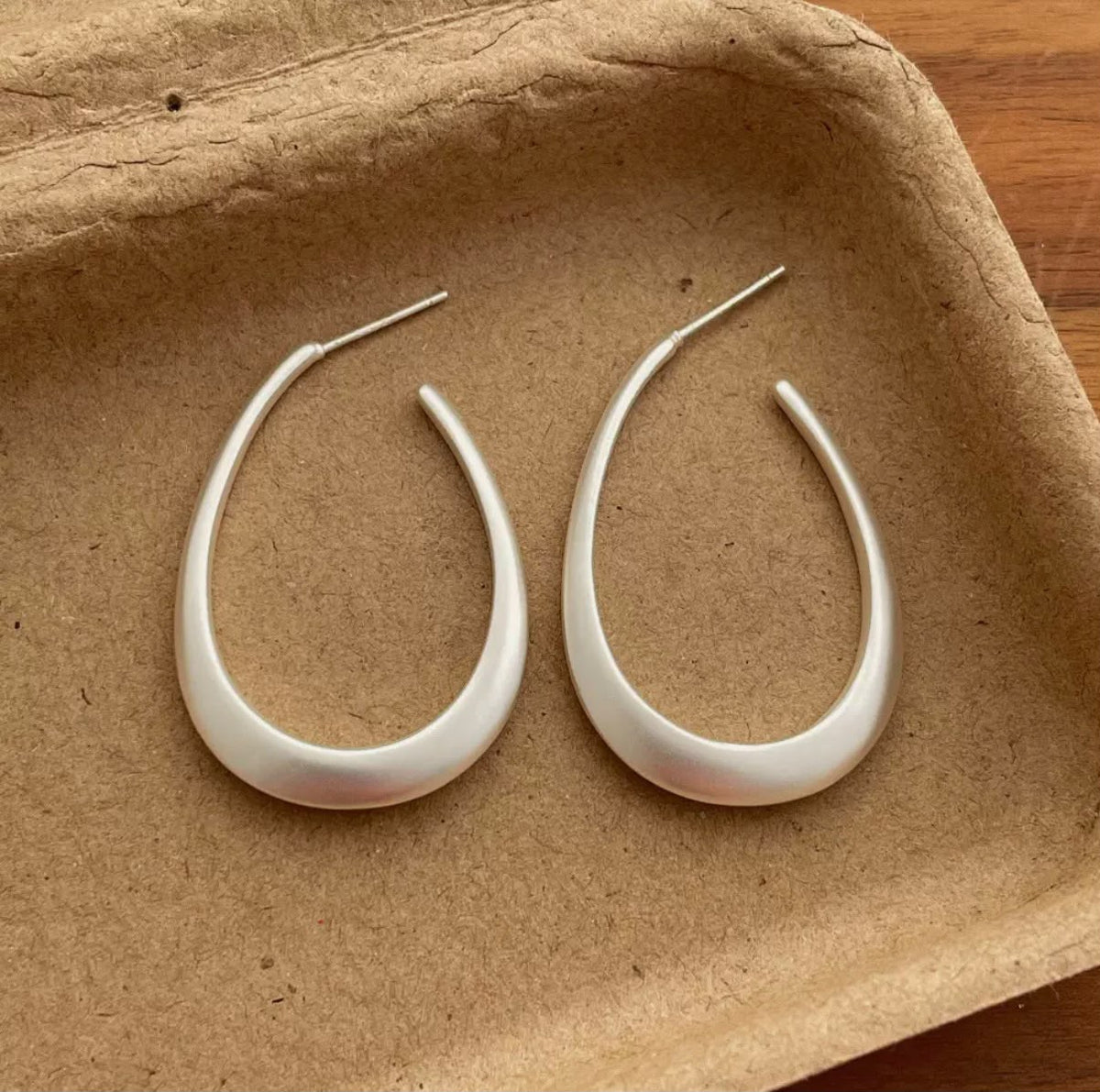 Boucles d'oreilles fantaisie créoles goutte sculpturales