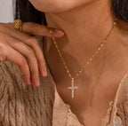 Collier croix dorée en acier inoxydable et pierres