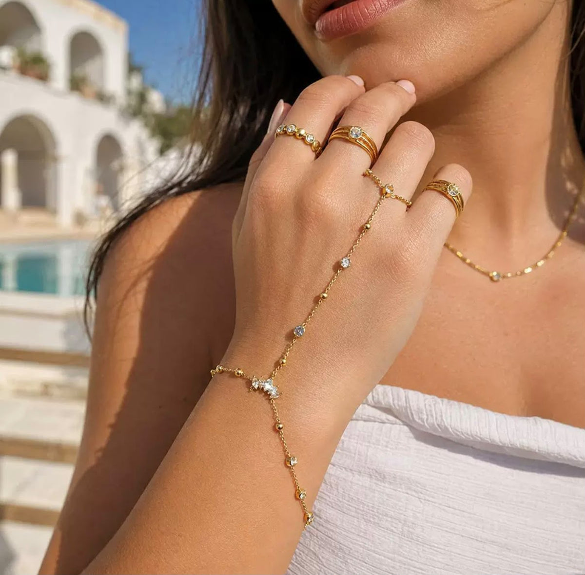 Chaîne de main dorée motif feuilles et strass – acier inoxydable