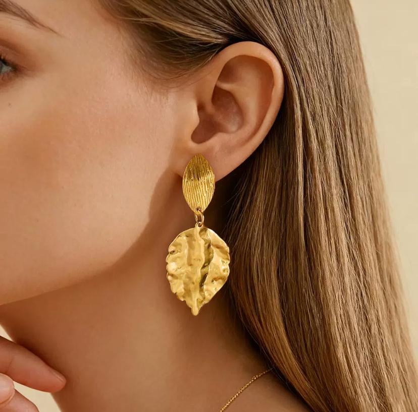 Boucles d’oreilles feuilles pendantes martelées en acier inoxydable