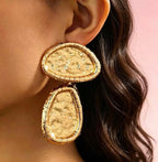 Boucles d’oreilles fantaisie pendantes dorées à double médaillon martelé