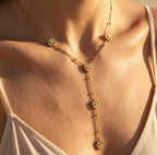 Collier Y fleurs dorées en acier inoxydable – chaîne fine et pendentif floral