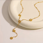 Collier Y fleurs dorées en acier inoxydable – chaîne fine et pendentif floral