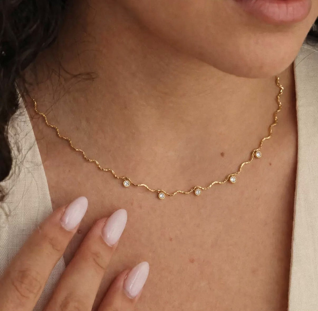 Collier ondulé doré en acier inoxydable avec pierres transparentes