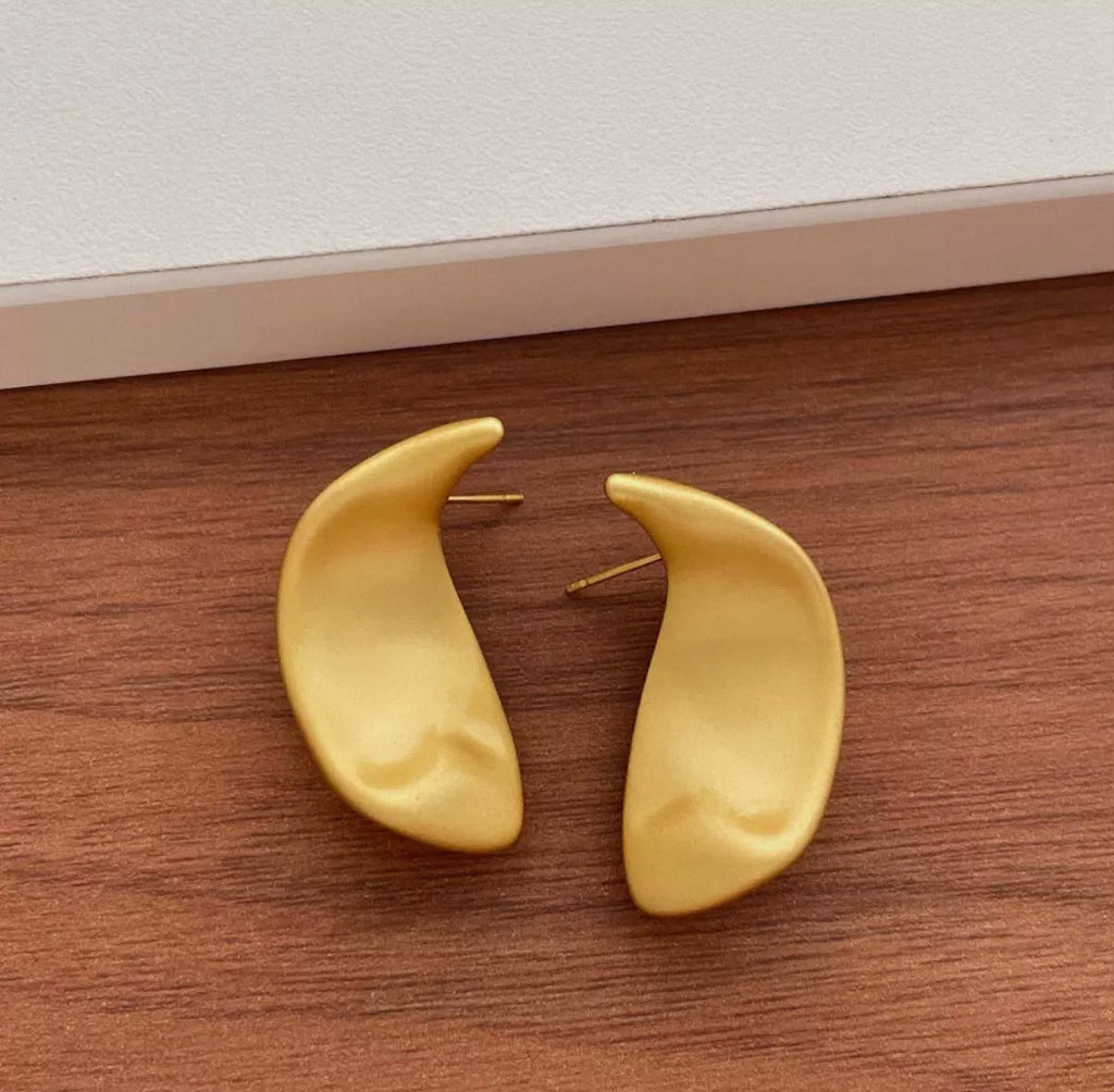 Boucles d'oreilles fantaisie sculpturales dorées effet mat