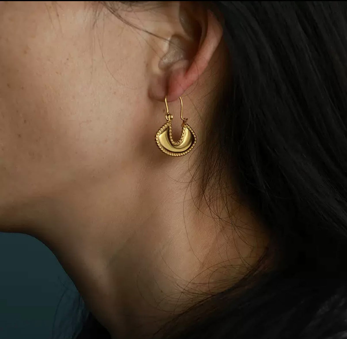 Boucles d'oreilles créoles demi-lune perlées dorées