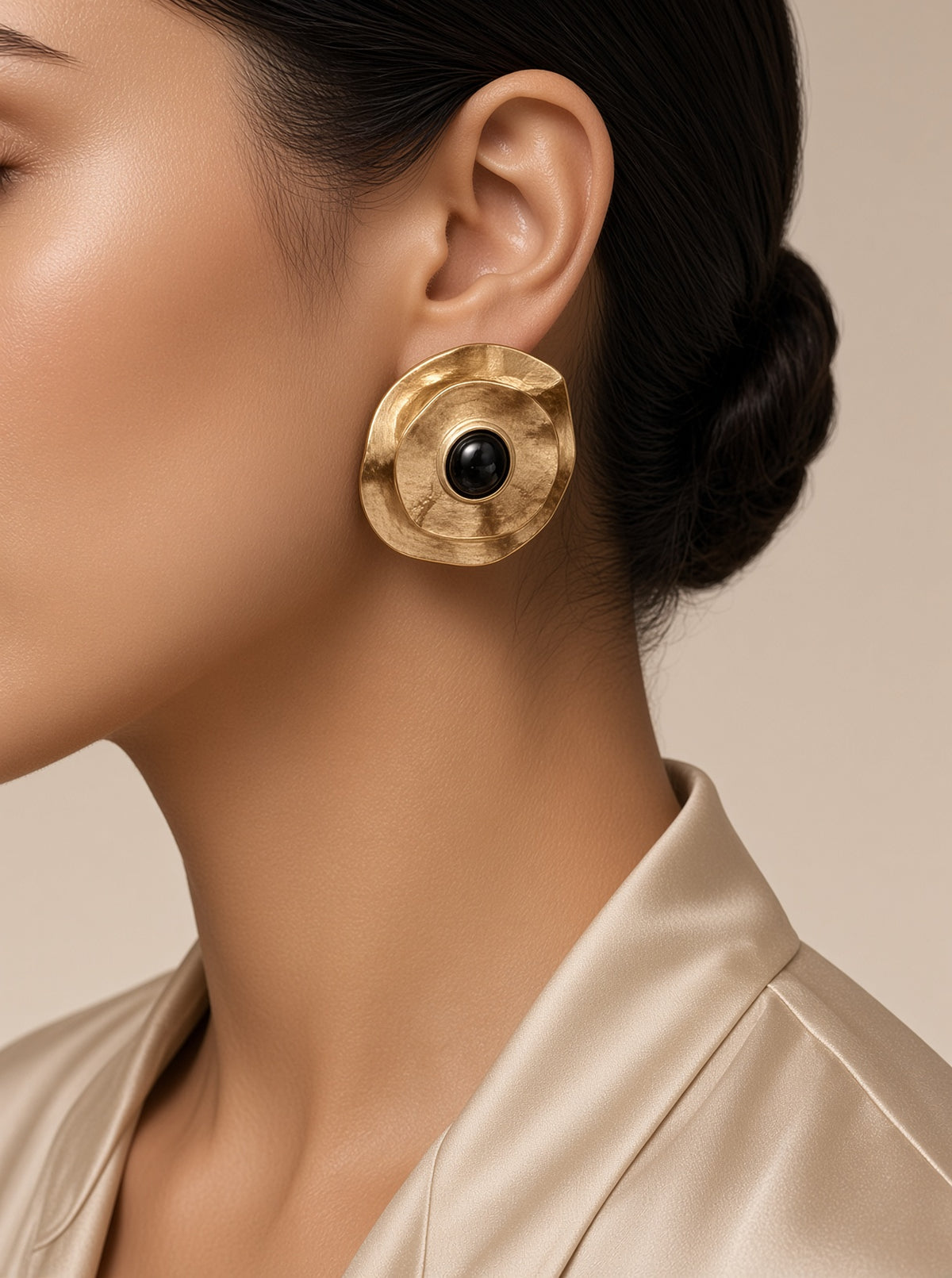 Boucles d’oreilles fantaisie rondes dorées martelées avec cabochon noir