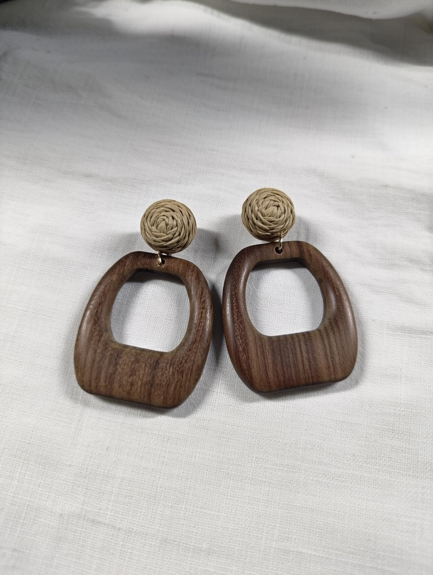 Boucles d’oreilles ajourées en bois avec attache en osier
