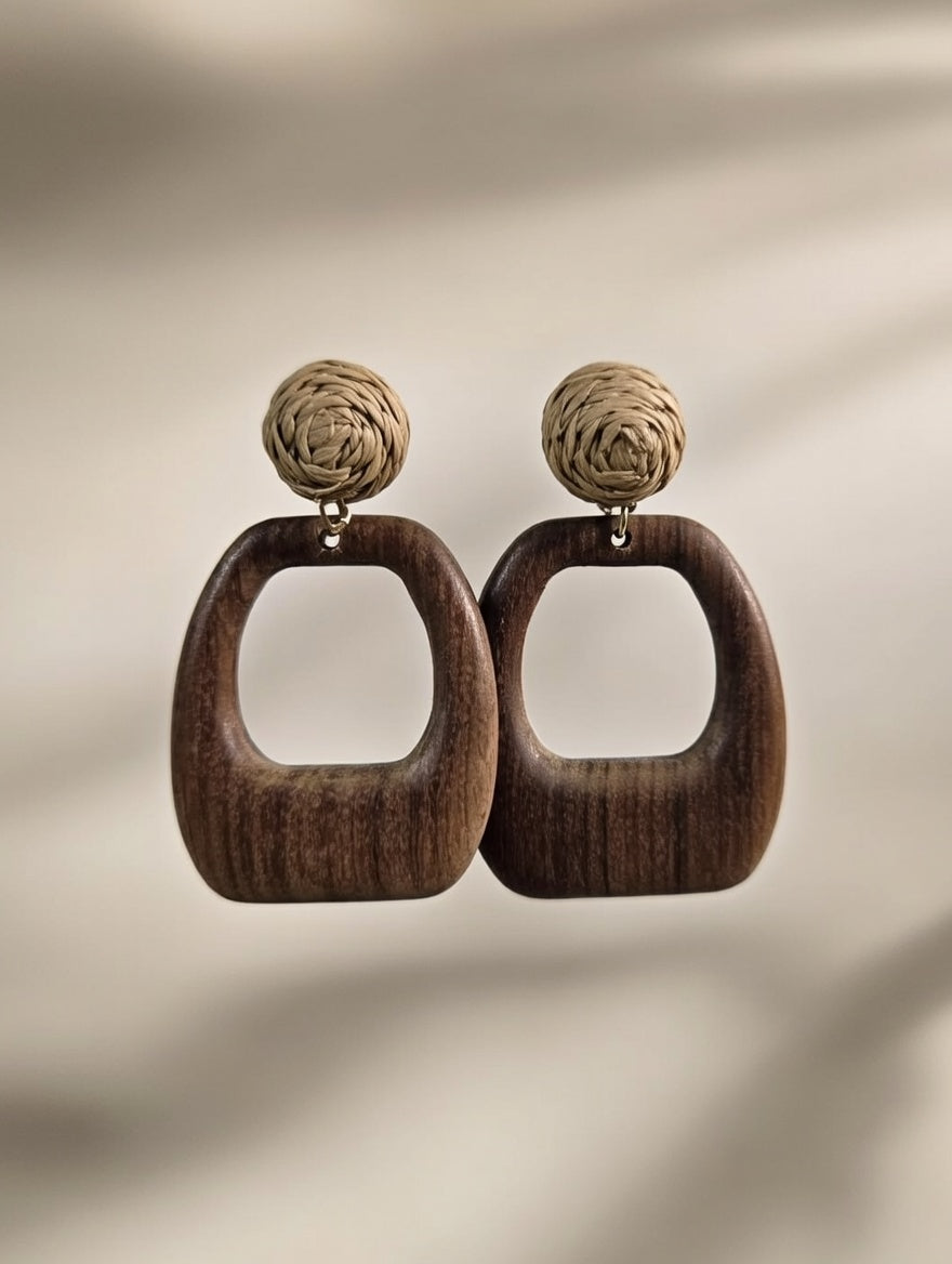 Boucles d’oreilles ajourées en bois avec attache en osier